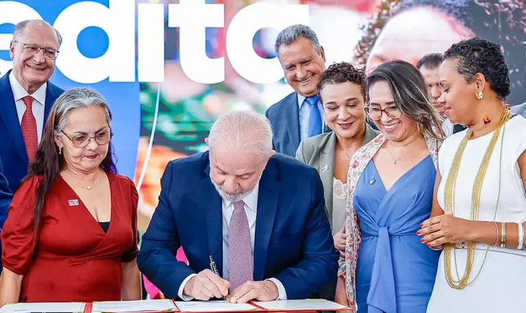 Presidente Lula fazendo uma assinatura durante cerimônia realizada no Planalto.