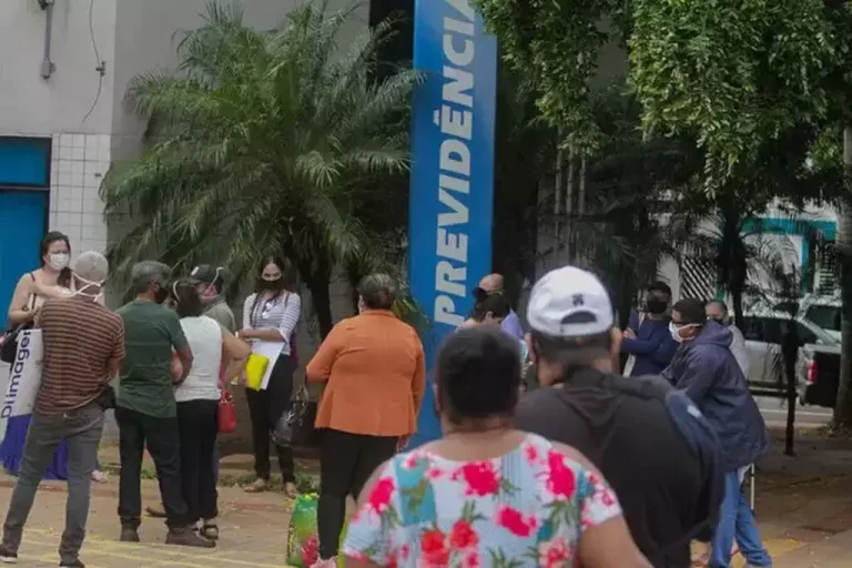 Fila em frente de agência da Previdência Social, em Campo Grande.
