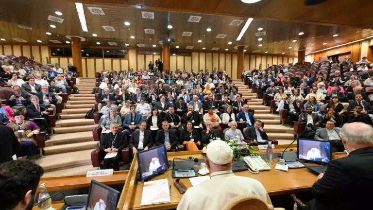 Papa Francisco em reunião no Vaticano