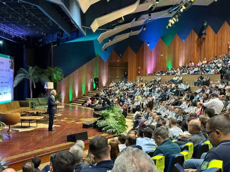 Paulo Guedes palestrando em Campo Grande