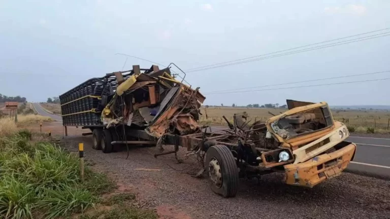 Caminhão colide com carreta em MS
