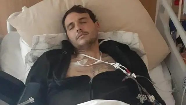 Luke Melling em leito de hospital